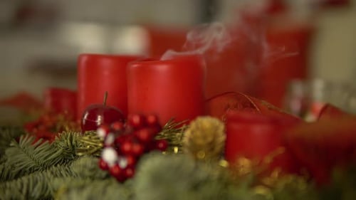 Las velas navideñas de Adviento se apagan sobre una mesa en un apartamento - Primer plano