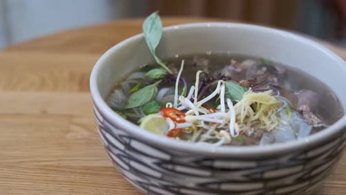 assiette avec soupe phobo asiatique
