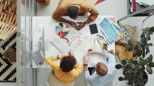 Zeitraffer des Teams von Designern, die im Büro zusammenarbeiten