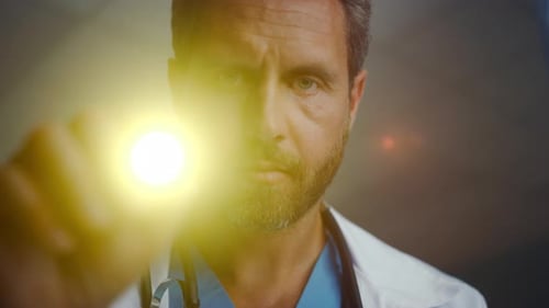 Médico verificando com retrato de teste de lanterna