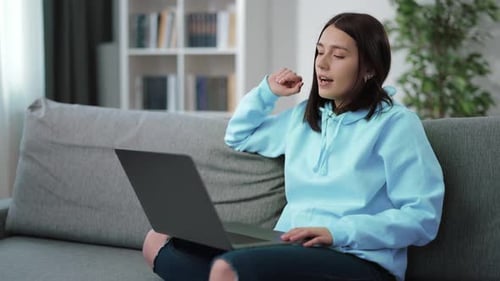 Glückliche Frau mit Video-Chat auf Laptop