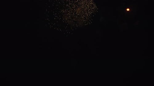 Helles buntes Feuerwerk zu Ehren des Feiertags