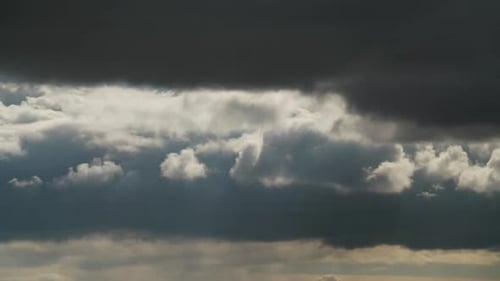 Nuages d'orage 8K approchant dans un ciel variable