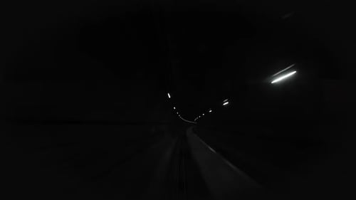 Zeitraffer, in dem sich die U-Bahn im Tunnel bewegt. Blick von der Kabine