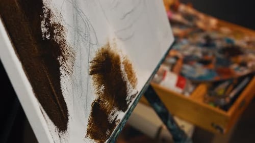 Der Künstler malt ein Bild von einem Ölpinsel in der Hand mit der Palette