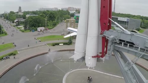 Vista aérea del cohete Vostok en el centro de exposiciones de toda Rusia