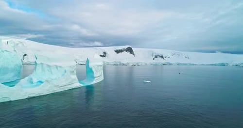 Costa coberta de neve
