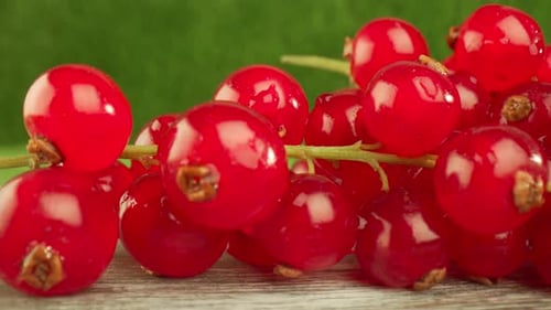 Groseilles rouges sur une table en bois