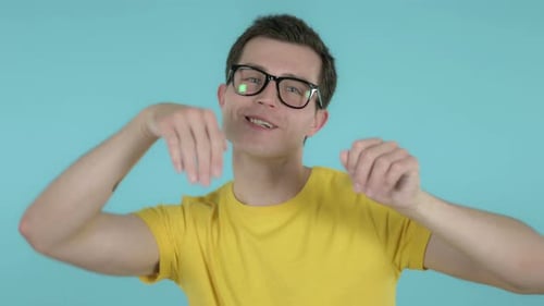 Homme heureux dansant, fond bleu