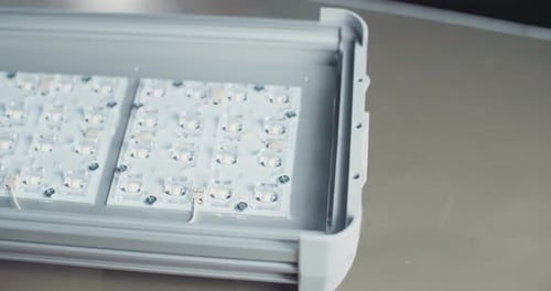 Testen von LED-Lampen in einer Elektronik-Fertigungsanlage