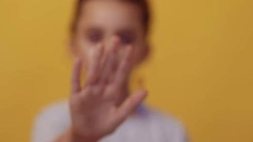 Stop Violence Kinderschutz Defokussierte Mädchenhand