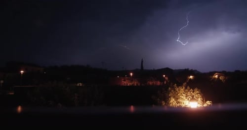 Paysage urbain nocturne avec éclairage clignotant épique d'orage au Ralenti