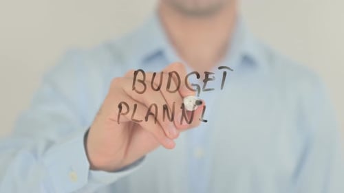 Budgetplanung, Mann schreibt auf transparentem Bildschirm