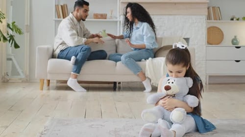 Familia multiétnica: padres españoles, madre y padre peleando, gritando, discutiendo, discutiendo, conflicto sentado