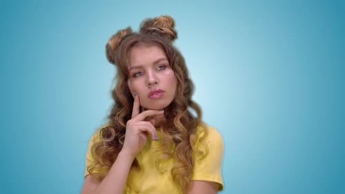 Une jolie jeune fille dans un t-shirt jaune reflète