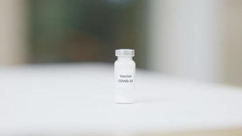 Covid19-Impfstoffampulle steht auf dem Tisch im medizinischen Schrank