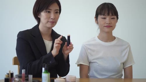 Frau unterrichtet Make-up