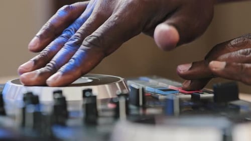 Nahaufnahme Unkenntlicher DJ-Mann Afrikanische Haut Männliche Hände spielen Elektronisch Live-Musik auf Party im Club