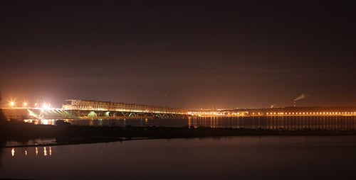 Time Lapse de tráfico de puente de ciudad nocturna