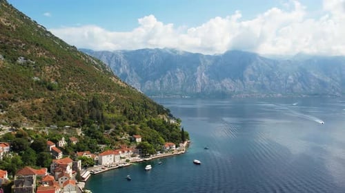 Panoramaaufnahme der Bucht von Kotor oder des Touristenortes Boka Kotorska in Montenegro