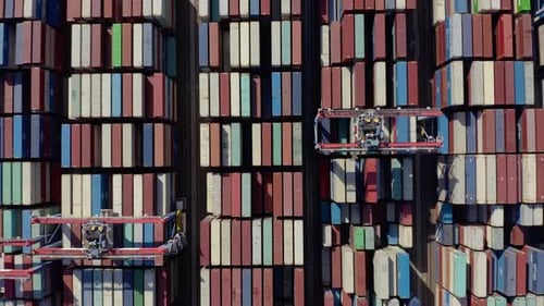 Frachtcontainer im geschäftigen Hafen, aus der Luft. Drohnenschuss.