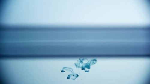 Goutte d'encre dans l'eau