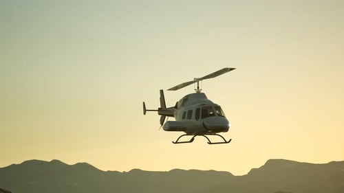Extreme Zeitlupe fliegender Hubschrauber und Himmel bei Sonnenuntergang
