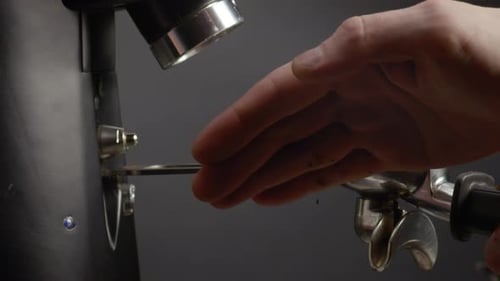 Barista Handverdichtung von gemahlenen Kaffeebohnen im Filter