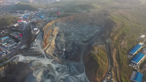 Grand concasseur travaillant avec des gravats dans une carrière en les déplaçant sur une ligne