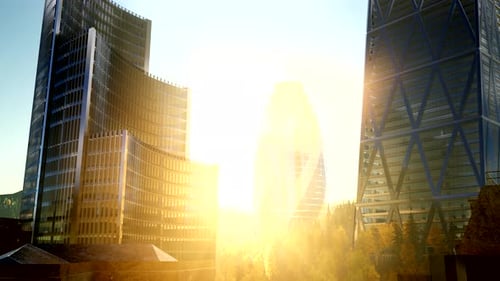 Rascacielos de la ciudad con estilos de lentes al atardecer