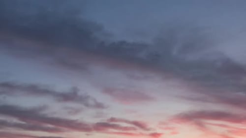 Wolken mit rotem Sonnenuntergang an einem schönen Himmel am Abend, Zeitraffer
