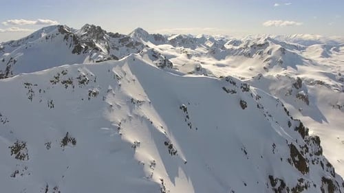 Fliegen Sie über Sharpen High Mountain Peak