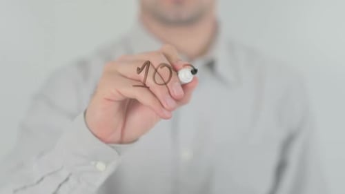 Homme ambitieux écrivant sur écran transparent