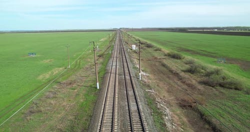 Leere Eisenbahnschienen erstrecken sich bis in die Ferne