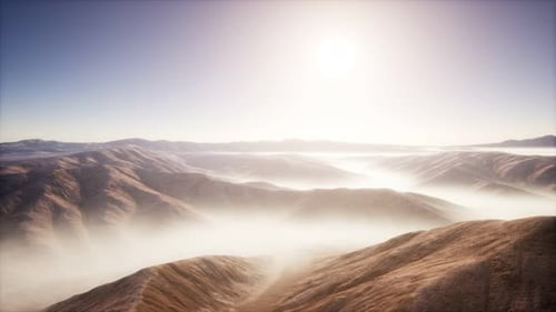 Paysage de montagne avec brouillard profond au matin