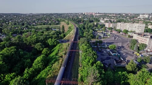 Vue aérienne de la ligne de chemin de fer vide à double voie menant à travers la ville