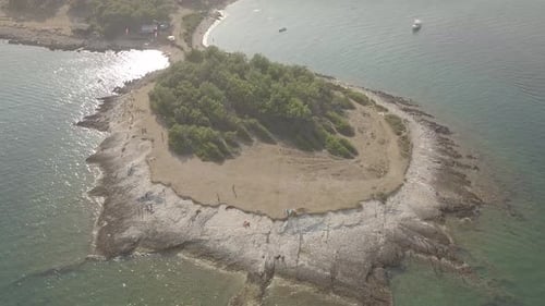 Península pitoresca de origem vulcânica no Mar Mediterrâneo. Cor plana