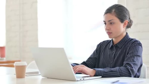 Kranke junge Inderin mit Laptop-Husten