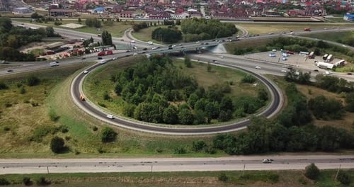 Luftaufnahme von oben nach unten von Transportation Highway Overpass, Ringway, Kreisverkehr