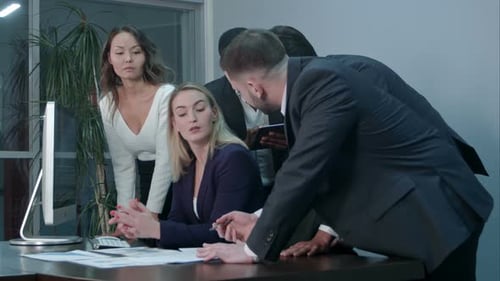 Ethnische Geschäftsleute, die im Büro arbeiten, Papierarbeit machen