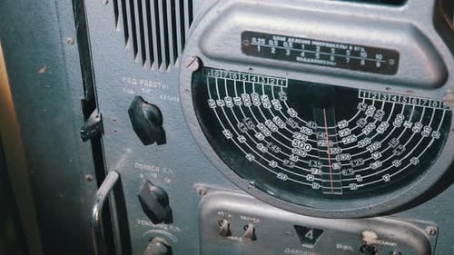 Receptor de afinador antiguo con dial retro, escala de frecuencia, gran radio de guerra