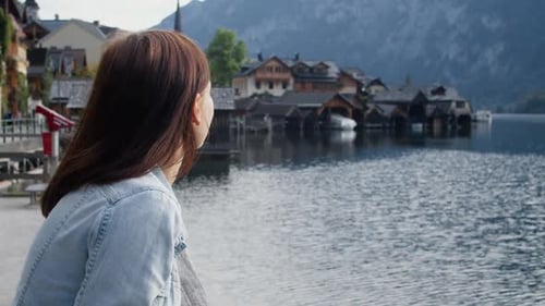 Frau am Ufer eines Sees in Hallstatt