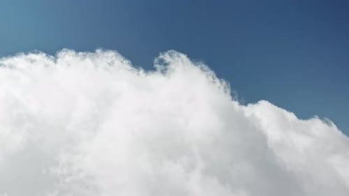 Wolken, die an einem sonnigen Tag auf blauem Himmel fließen