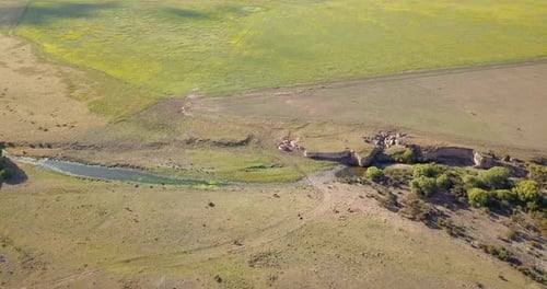Creek fließt durch üppige Felder in einem ländlichen Dorf an einem sonnigen Tag. Luftdrohne, schwenken til