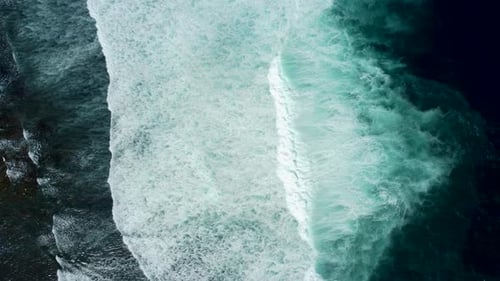 Olas oceánicas espumosas abstractas de arriba hacia abajo