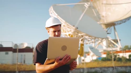 Radiotélescope astronomique basé sur la Terre Engineer Looking