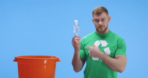 Hombre ecológico poniendo una botella en un balde