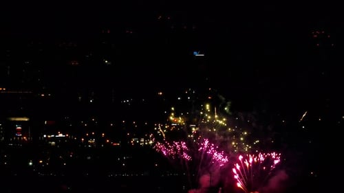 Abends blinkt ein Feuerwerk
