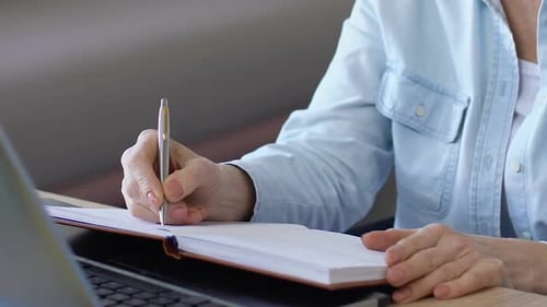 mujer de negocios, escribir, cuaderno, plan, para, futuro cercano, hacer, horario