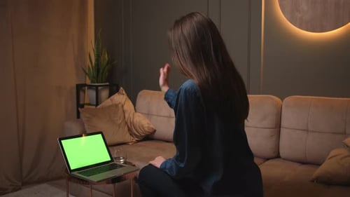 Vídeo de mujer llamando en una computadora portátil con pantalla verde Chromakey